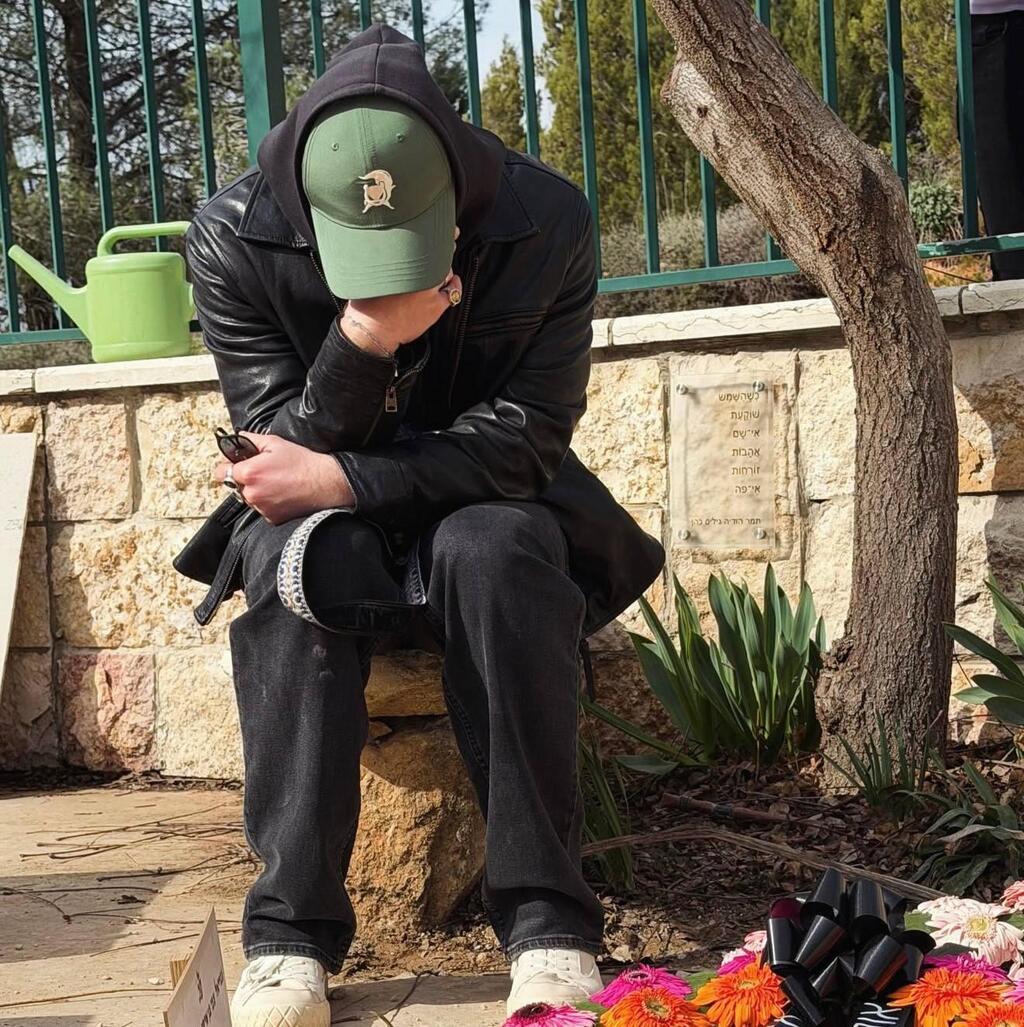 בוזוליק בבית העלמין (צילום מסך אינסטגרם) בוזוליק בבית העלמין