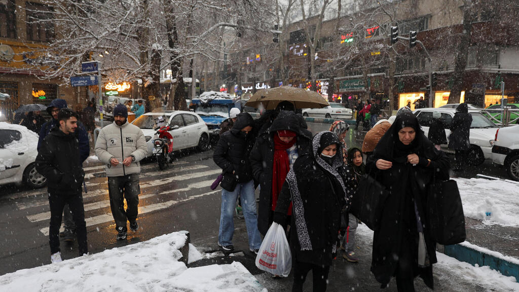 In snowy Tehran, yesterday (Photo: Majid Asgaripour/WANA) טהרן