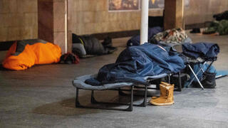 תושבים תופסים מחסה בתחנת מטרו בקייב