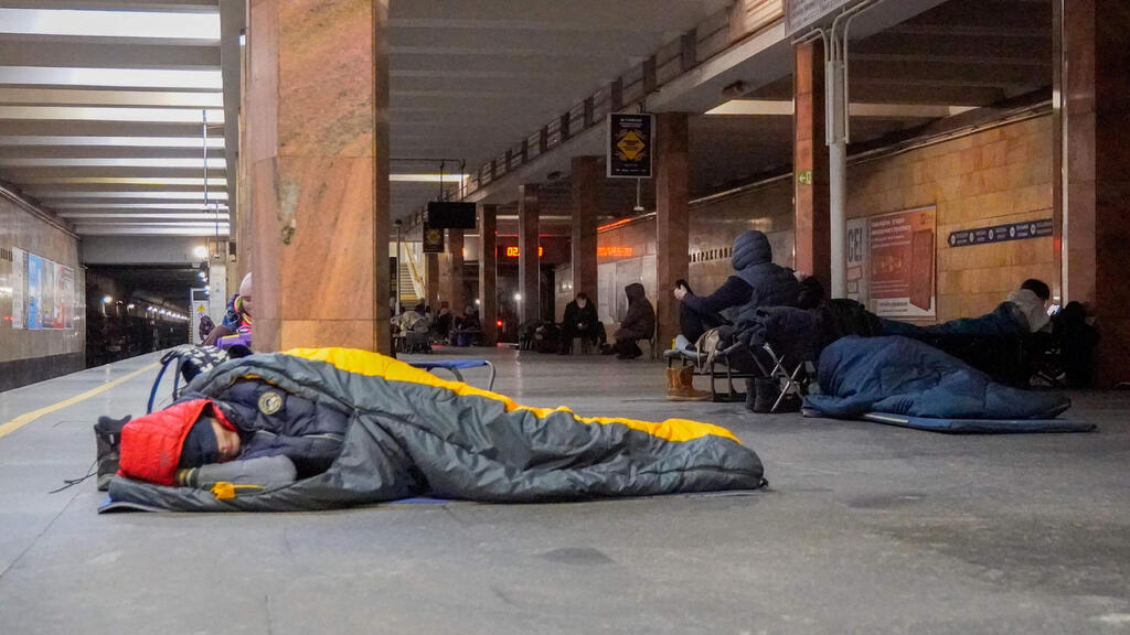 תושבים תופסים מחסה בתחנת מטרו בקייב