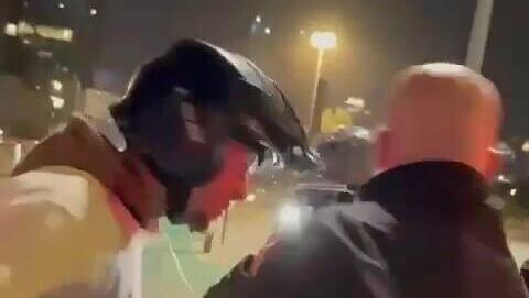 תוקף עם קסדה 