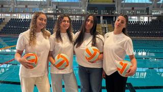 שחקניות נבחרת ישראל בכדורמים. מימין: נגה לוינשטיין, כרמל רחום, רוני קקוזין, מאיה קציר