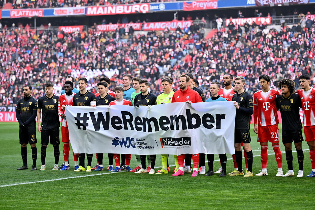 השלט "אנו זוכרים" בפתיחת הדרבי הבווארי