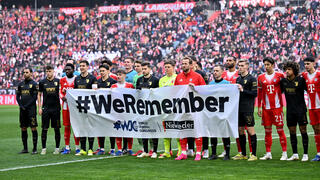 השלט "אנו זוכרים" בפתיחת הדרבי הבווארי