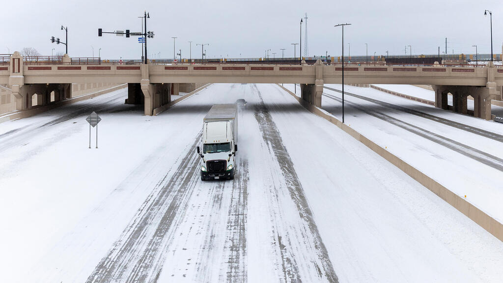 Оклахома - пустая ледяная дорога (Фото: AP Photo/Alonzo Adams) אוקלהומה