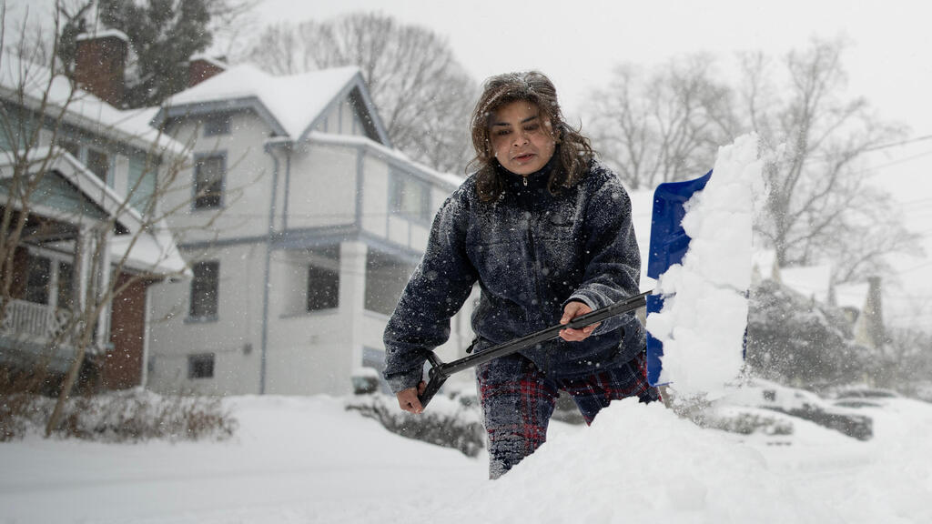 Snow cleared in Cincinnati (Photo: Carolyn Kaster/ AP) סינסינטי
