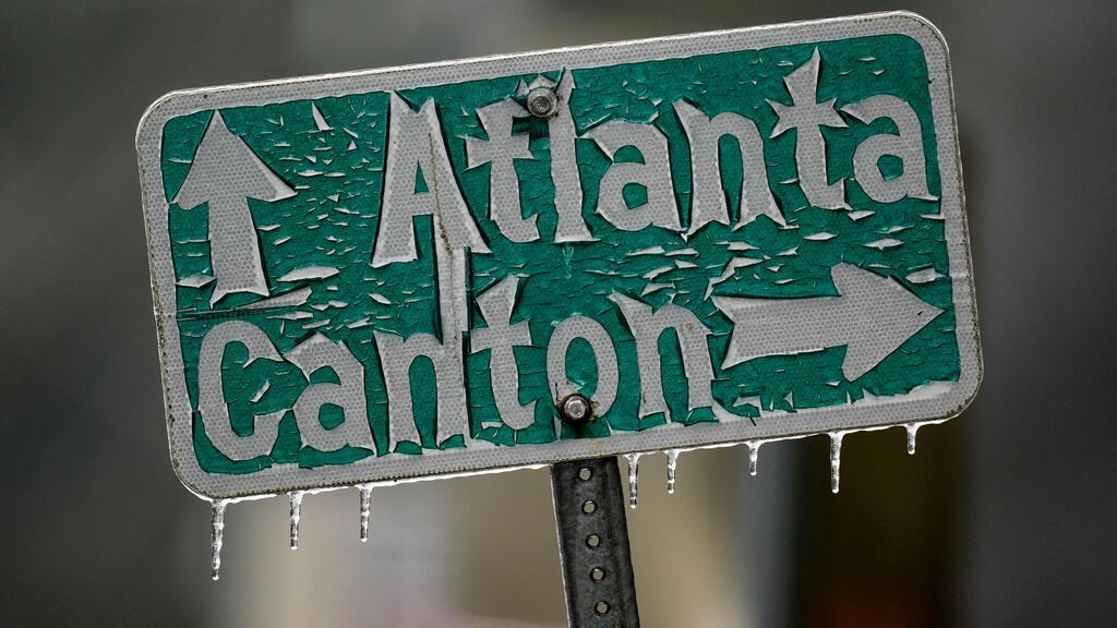 A frozen sign in Georgia (Photo: Mike Stewart/ AP) ג'ורג'יה