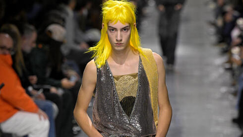 תצוגת סתיו-חורף 2026-27 לגברים של דיור בשבוע האופנה בפריז