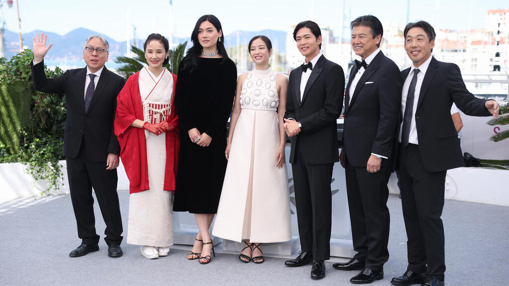 קאזואו אישיגורו עם קאסט "נוף גבעות חיוור" בפסטיבל קאן