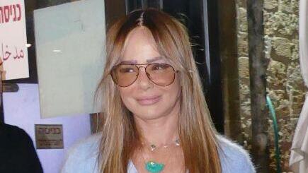 בזמן שהיא המשיכה הלאה - היחסים עם האקס ממשיכים לעניין את העוקבים