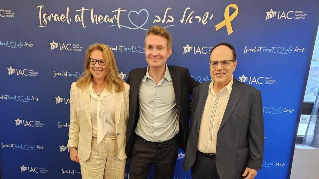 Prof. Avi Almozlino and his wife, Naomi, with journalist Douglas Murray (Photo: Noam Galai) פרופ' אבי אלמוזלינו ורעייתו נעמי עם דאגלס מארי