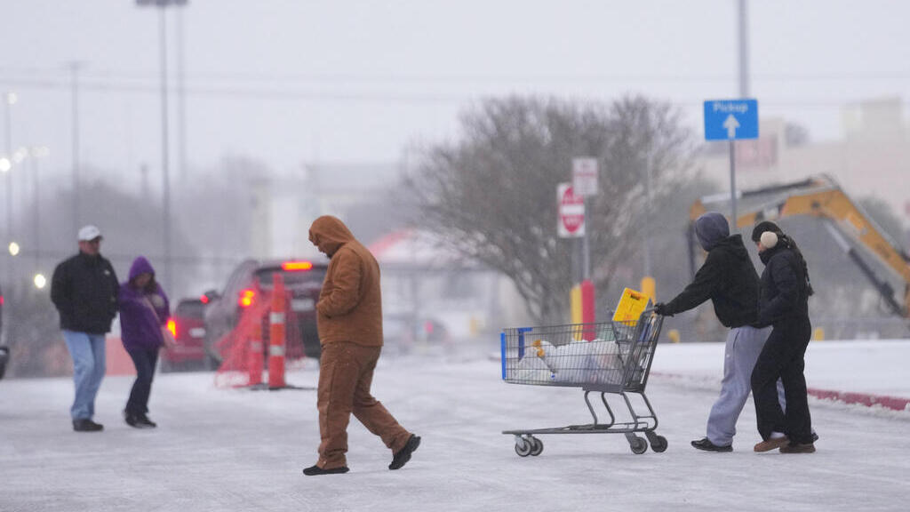 Stocking up on essentials before the worst of the storm hits (Photo: Julio Cortez / AP) אזרחים מצטיידים במוצרי בסיס בסופה בארה"ב