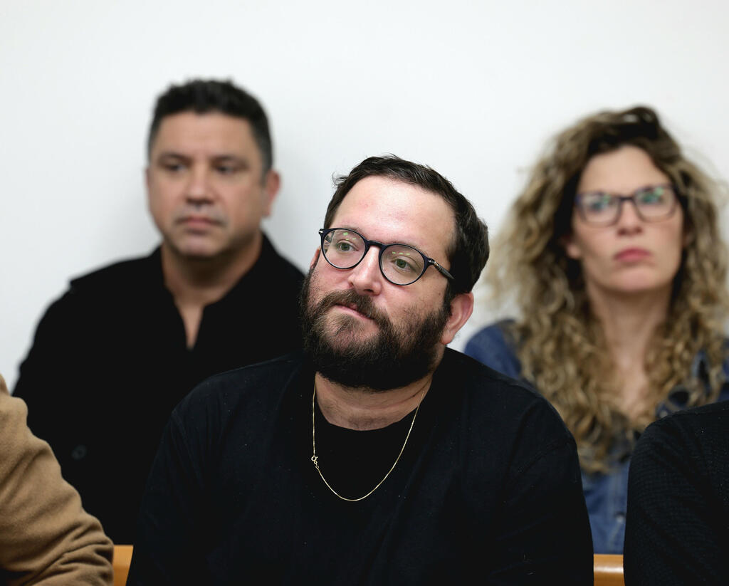 Netanyahu adviser Yonatan Urich in court (Photo: Avigail Uzi) יונתן אוריך ועמרי אסנהיים בדיון בבית המשפט השלום ראשל"צ