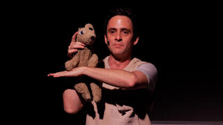 השחקן יולי סקר ובֵּר, על במת תיאטרון "לגעת בזכרון"