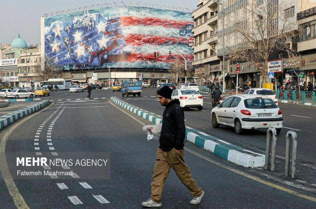 The threatening banner in Tehran השלטים שנתלו בטהרן