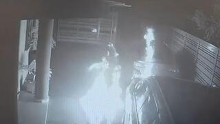 תיעוד: נער משליך בקבוקי תבערה לעבר בית של קרוב משפחה