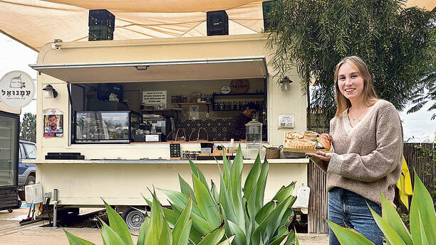 אמא עזרה בפתיחה. עגלת קפה עמנואל, ישע