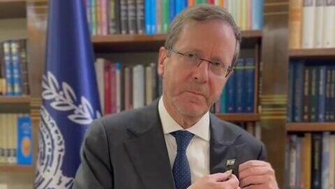 הרצוג ורעייתו מיכל מורידים את סיכת החטופים