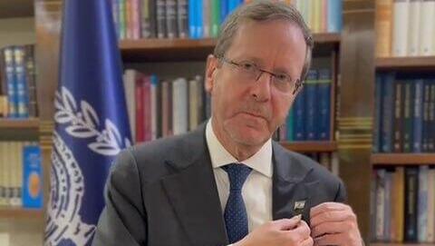 הרצוג ורעייתו מיכל מורידים את סיכת החטופים