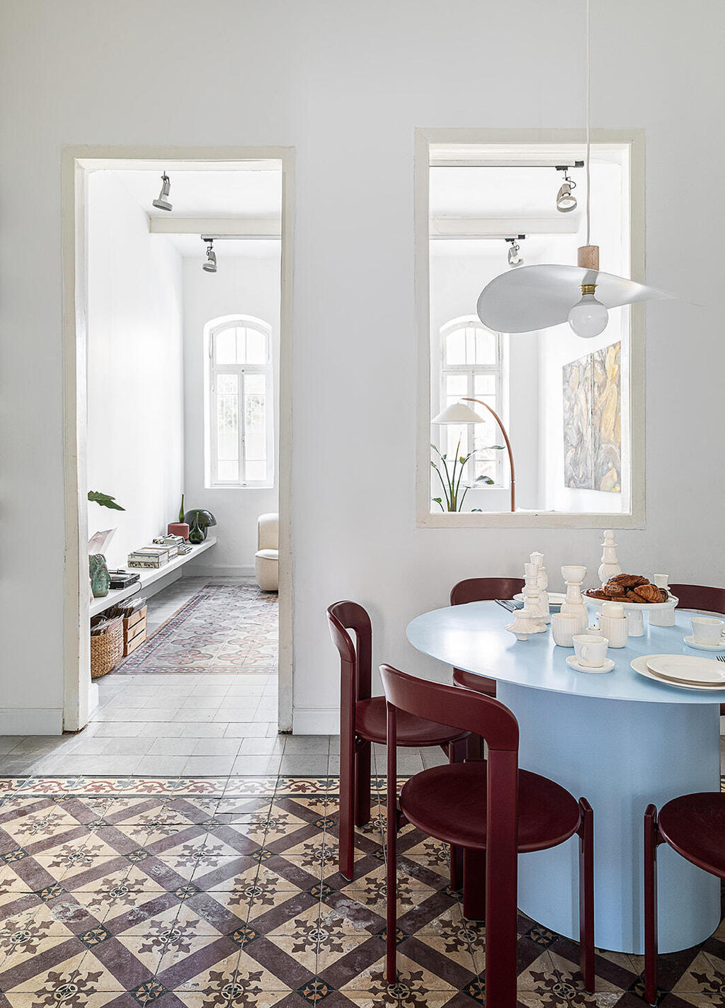 The round and colorful dining table (Photo: Gadi Yosef) בית בנווה צדק, עיצוב: נעמה רודין אשר