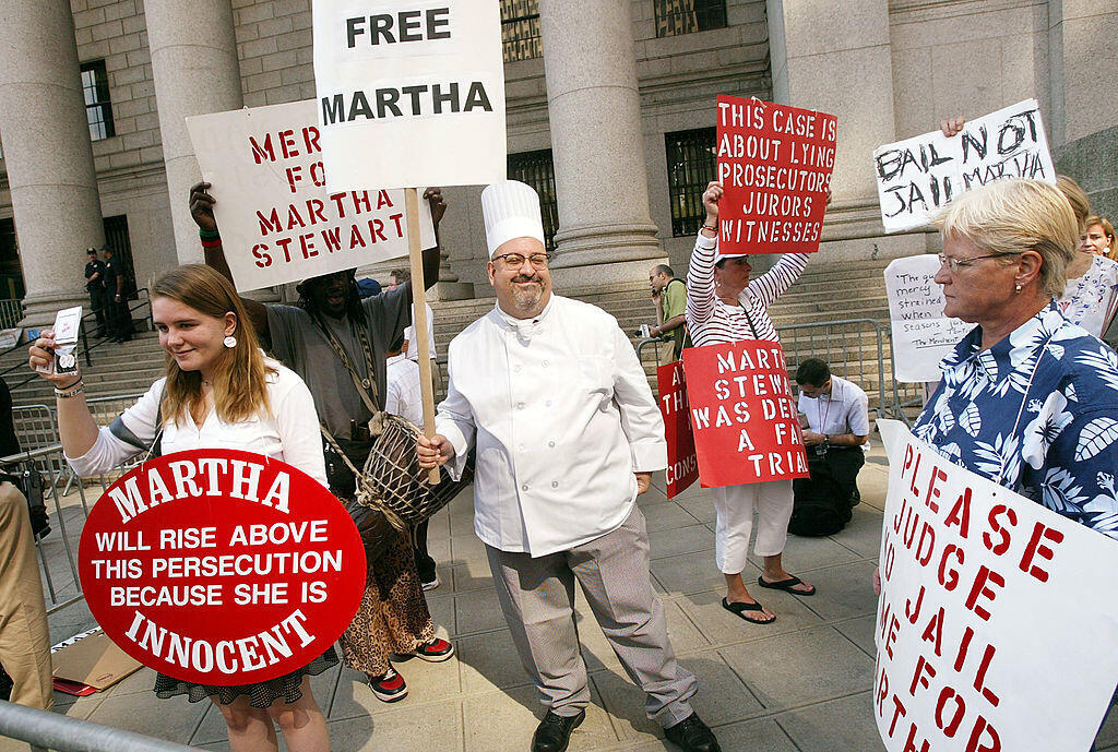 המעריצים שהפגינו למען שחרורה של מרתה (צילום: Mario Tama/Getty Images) מרתה סטיוארט