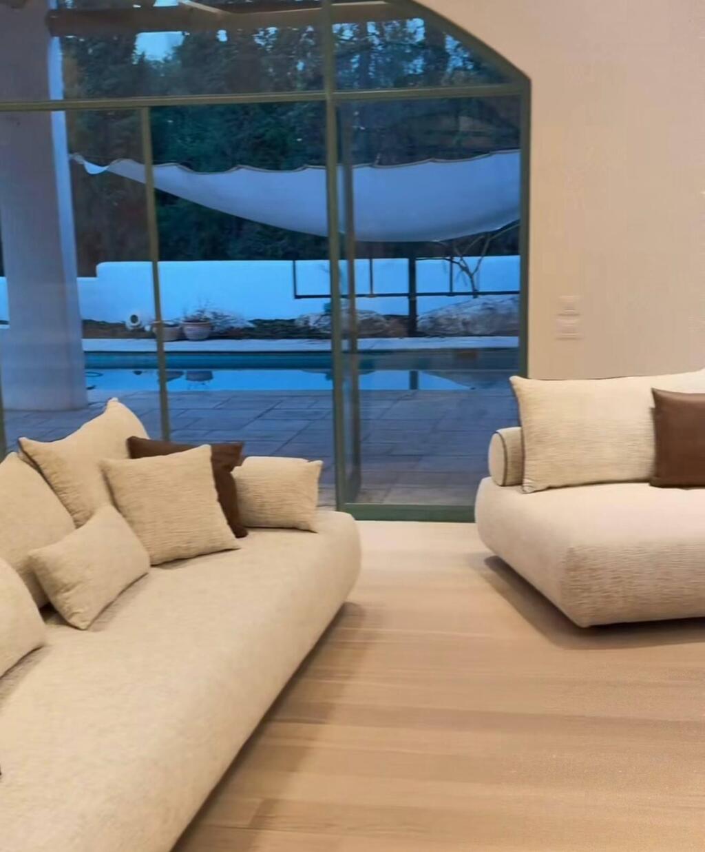 הסלון החדש והבריכה הפרטית מבצבצת מאחור