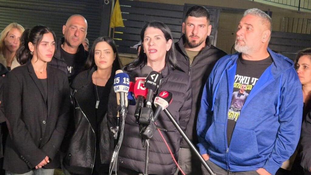 The family of Ran Gvili (Photo: Herzel Yosef) הצהרת משפחת גואילי במיתר