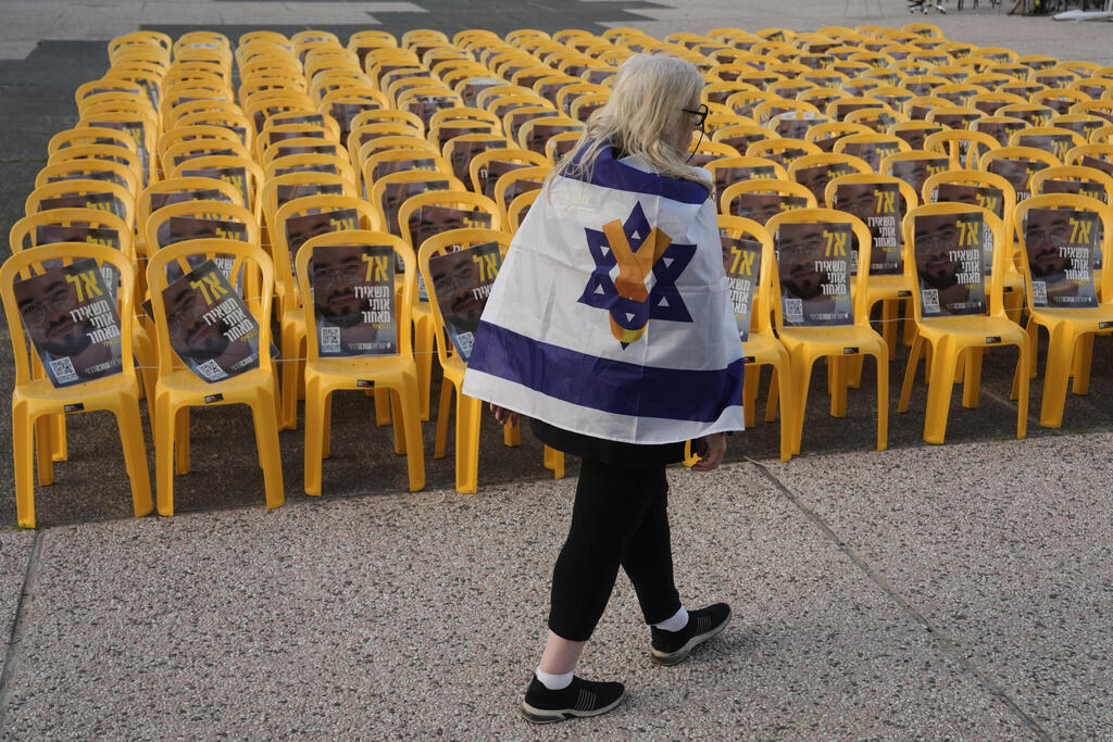 The Hostages Square (Photo: Oded Balilty/ AP) כיכר החטופים, היום