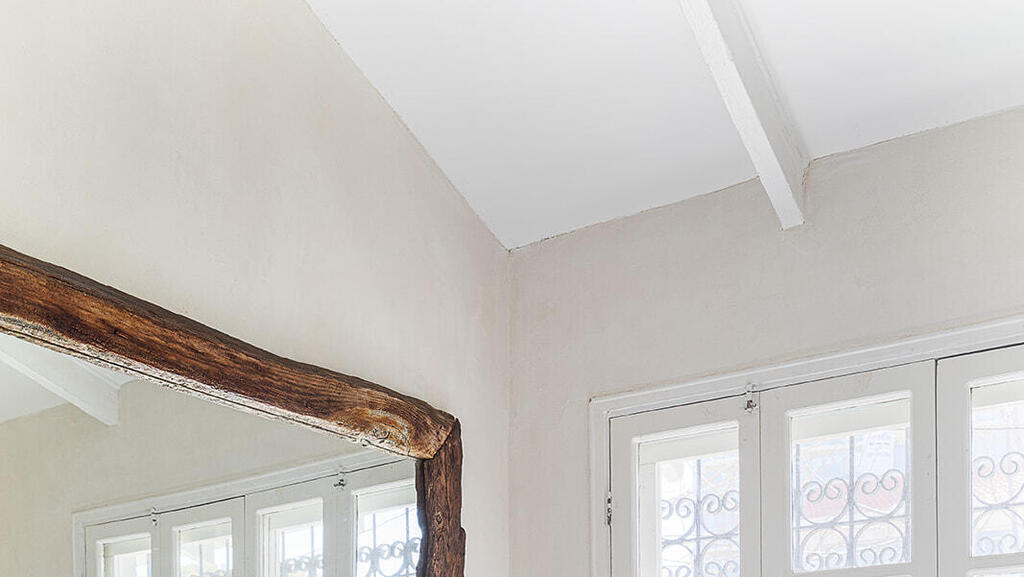 Additional bathroom with driftwood mirror (Photo: Gadi Yosef) בית בנווה צדק, עיצוב: נעמה רודין אשר