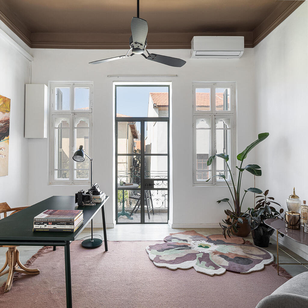 The study room characterized by special windows (Photo: Gadi Yosef) בית בנווה צדק, עיצוב: נעמה רודין אשר