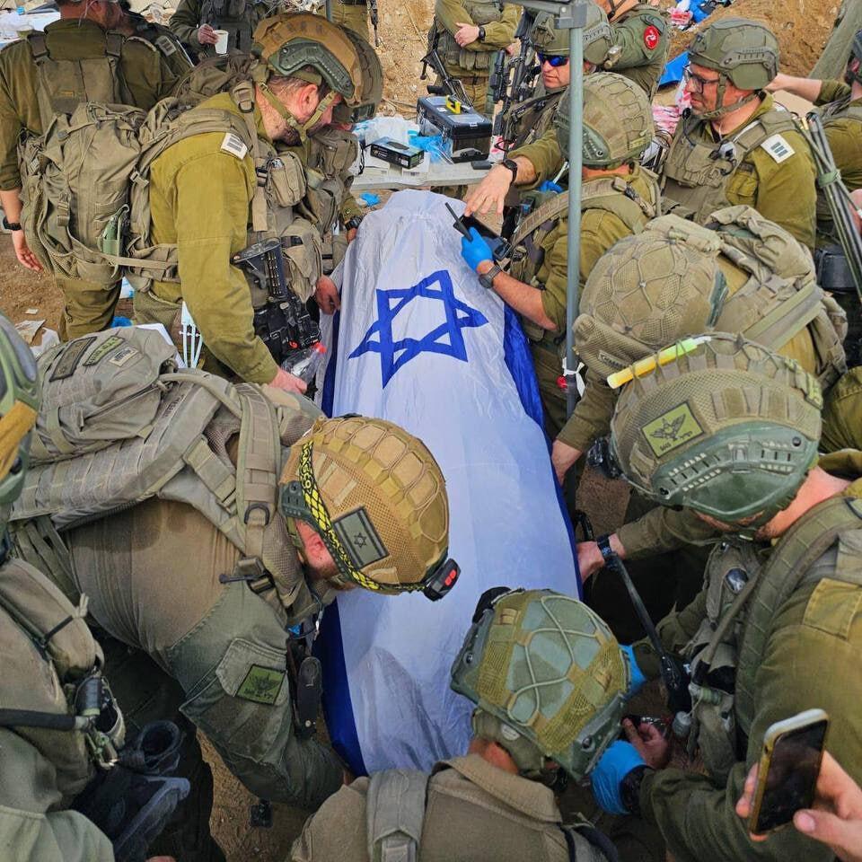 Бойцы ЦАХАЛа с телом Рана Гвили (Публикуется в соответствии с п. 27 алеф Закона об авторских правах) רן גואילי ז"ל