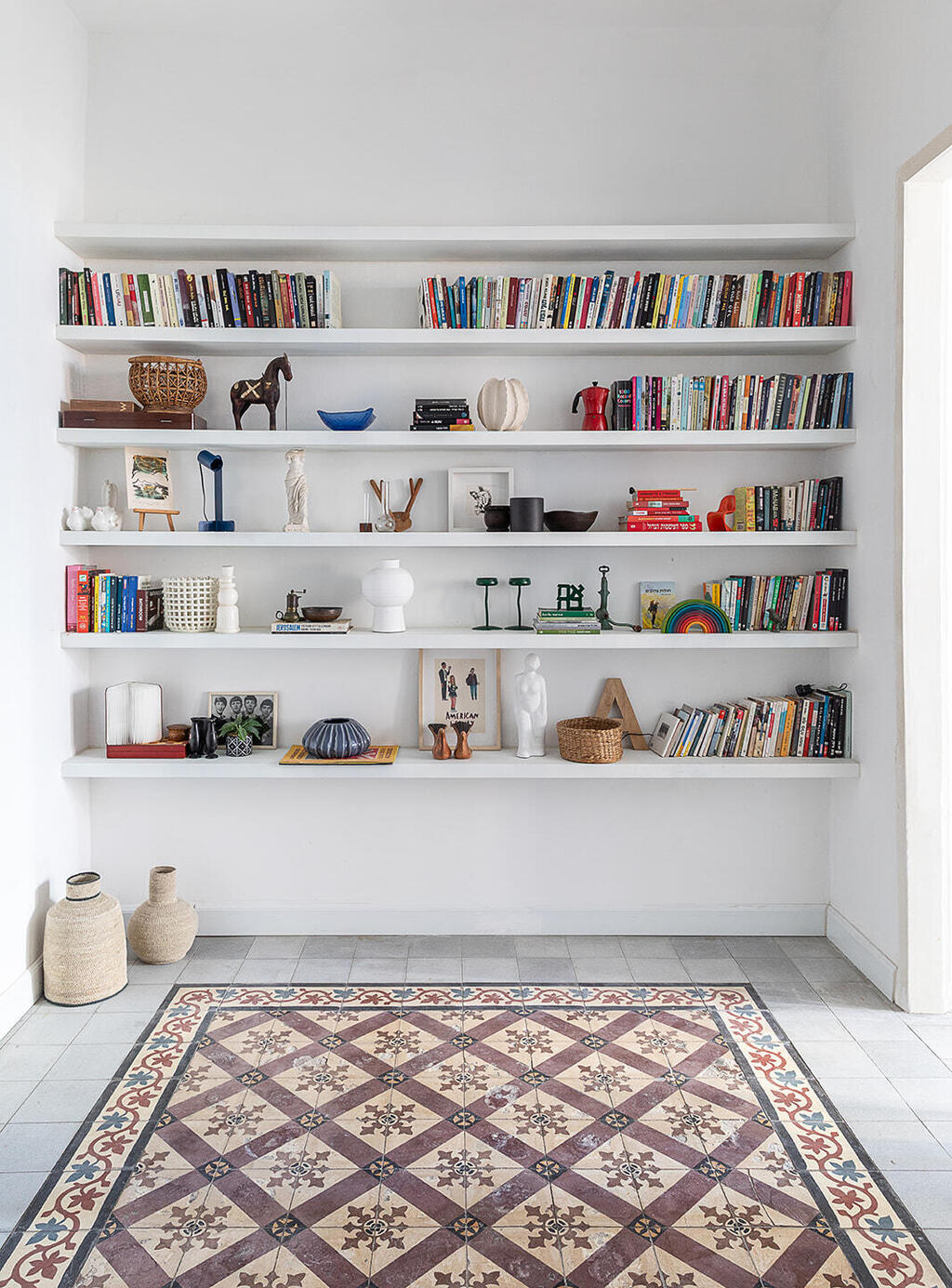 Tiles as a carpet (Photo: Gadi Yosef) בית בנווה צדק, עיצוב: נעמה רודין אשר