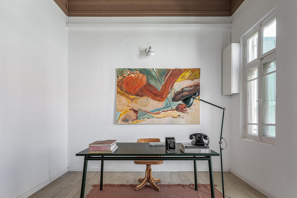 More art by the homeowner (Photo: Gadi Yosef) בית בנווה צדק, עיצוב: נעמה רודין אשר