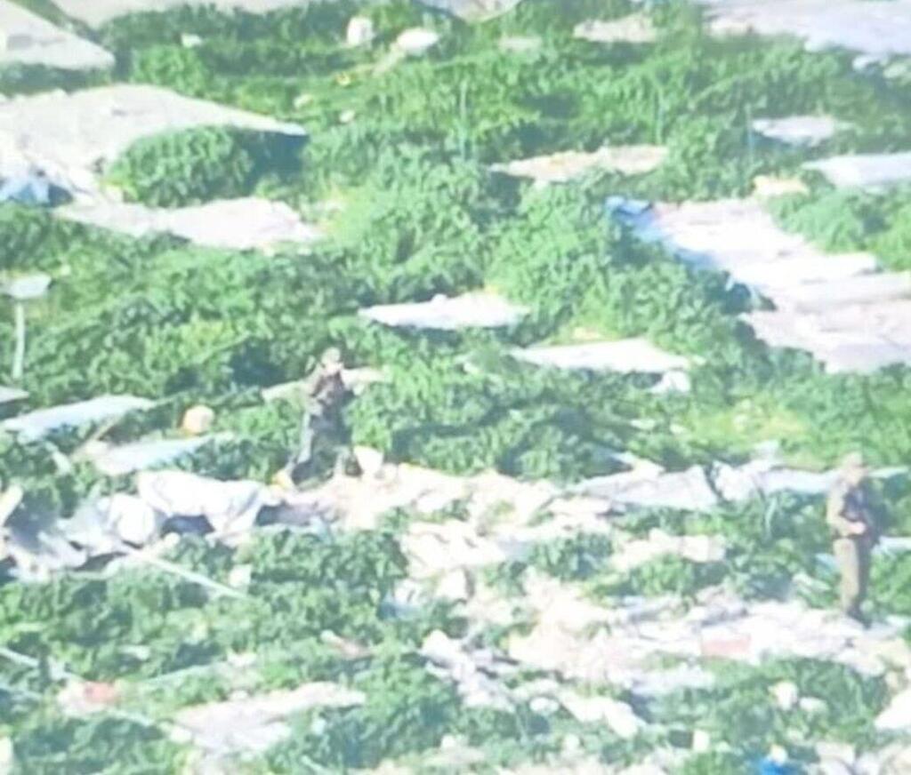 לוחמי צה"ל בין המצבות בבית העלמין בעזה, לפנות ערב