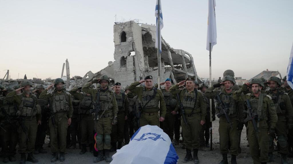 IDF chief of staff Eyal Zamir salutes Ran Gvili's coffin (Photo: IDF) הרמטכ"ל מצדיע לרס״ר רן גואילי ז״ל בדרכו האחרונה מרצועת עזה