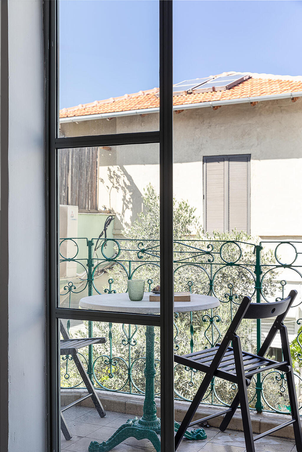 Intimate balcony (Photo: Gadi Yosef) בית בנווה צדק, עיצוב: נעמה רודין אשר