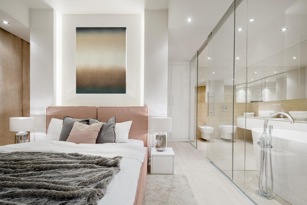 Photo: Dariusz Jarzabek / shutterstock חדר עם שירותים עם דלת שקופה