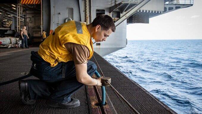 נושאת המטוסים לינקולן הגיעה למזרח התיכון