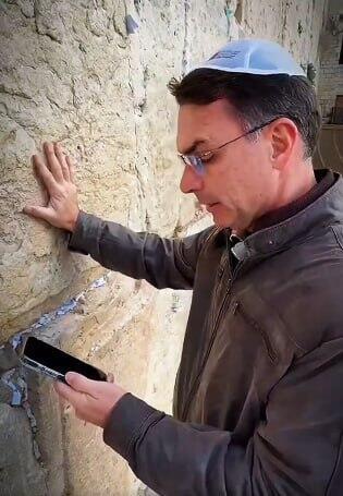 Brazilian presidential hopeful Flávio Bolsonaro visits the Western Wall in Jerusalem (Photo: from X) הסנאטור פלאביו בולסונרו, מועמד הימין לנשיאות ברזיל, בביקור בכותל