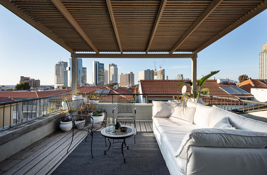 On the roof overlooking the neighborhood (Photo: Gadi Yosef) בית בנווה צדק, עיצוב: נעמה רודין אשר