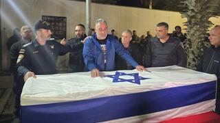 Itzik Gvili with the coffin of his son Ran