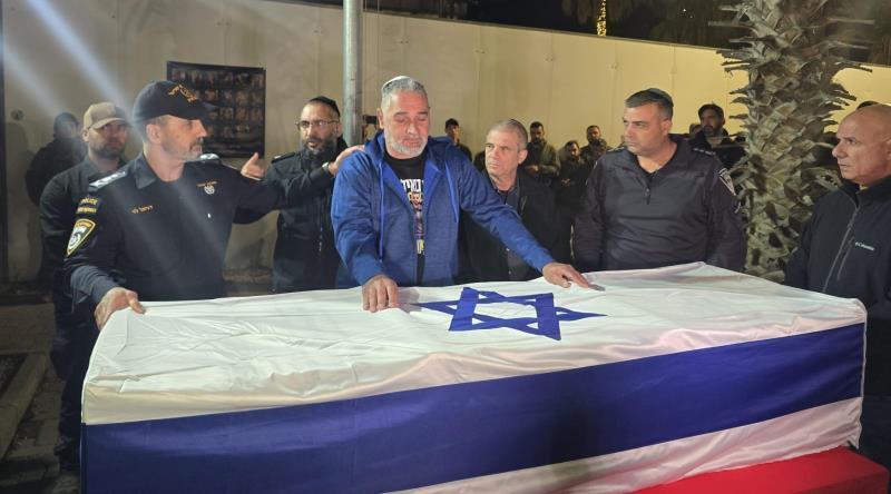 Itzik Gvili with the coffin of his son Ran 