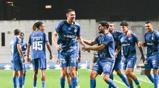 שחקני מכבי פתח תקווה חוגגים