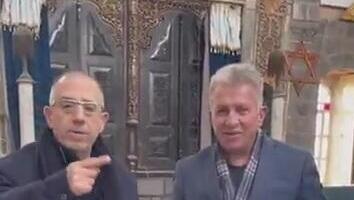 קרלוס מטלסון עם בכור סימנטוב בבית הכנסת