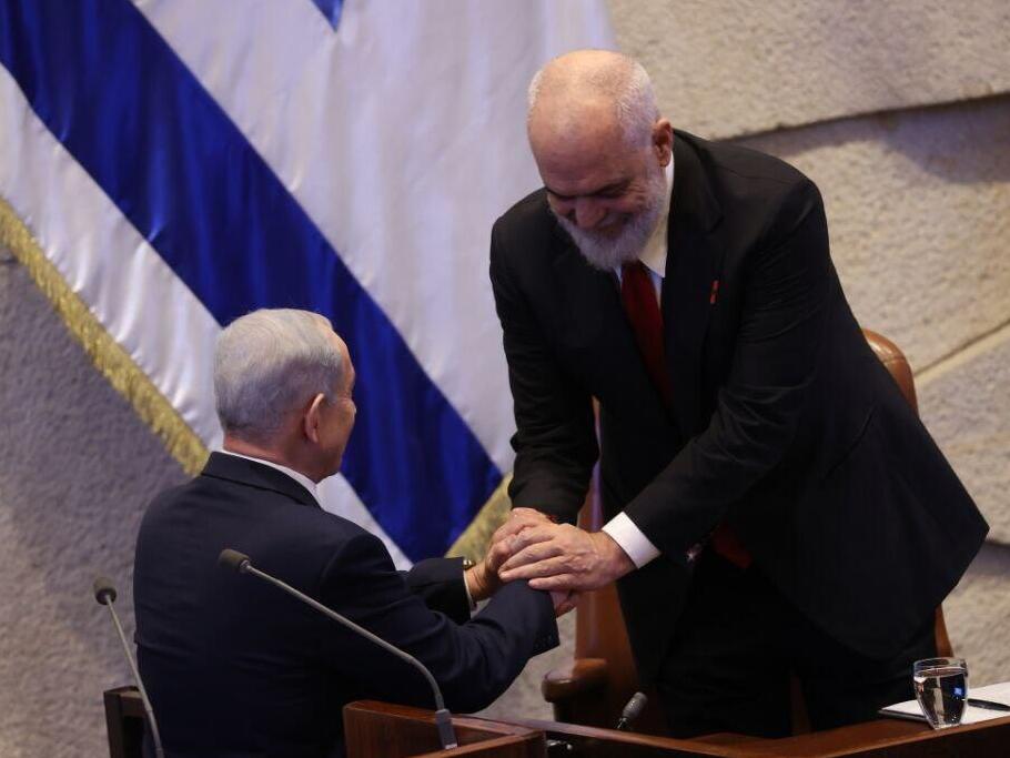 Биньямин Нетаниягу и Эди Рама в кнессете (Фото: Алекс Коломойский) נתניהו במליאת הכנסת