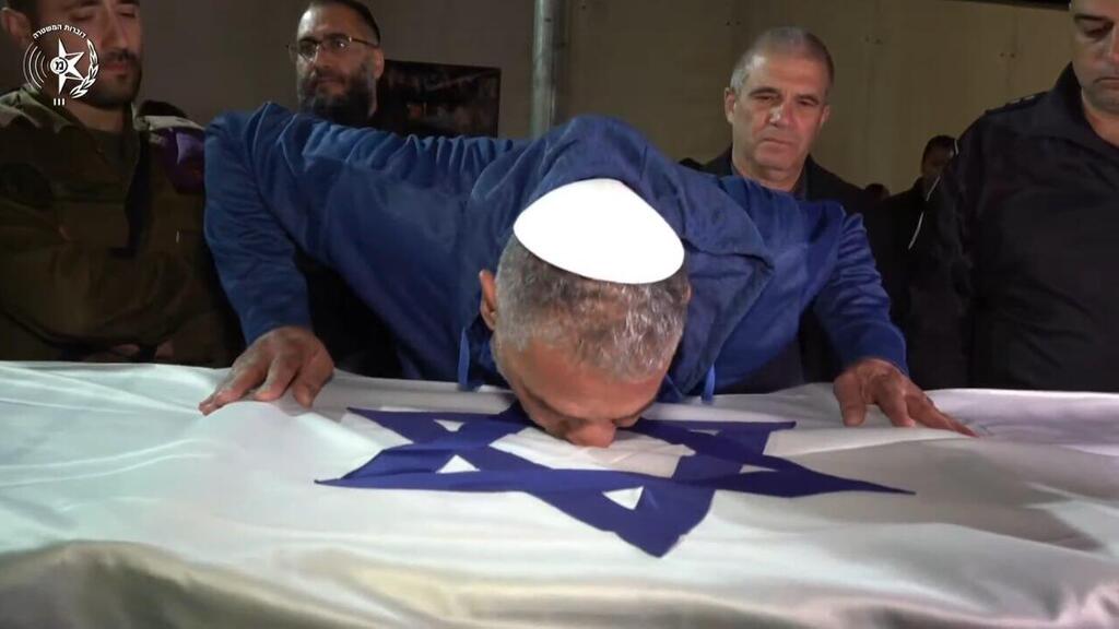 Ran's father kissing his coffin (Photo: Police) איציק גואילי עם ארונו של רן ז"ל