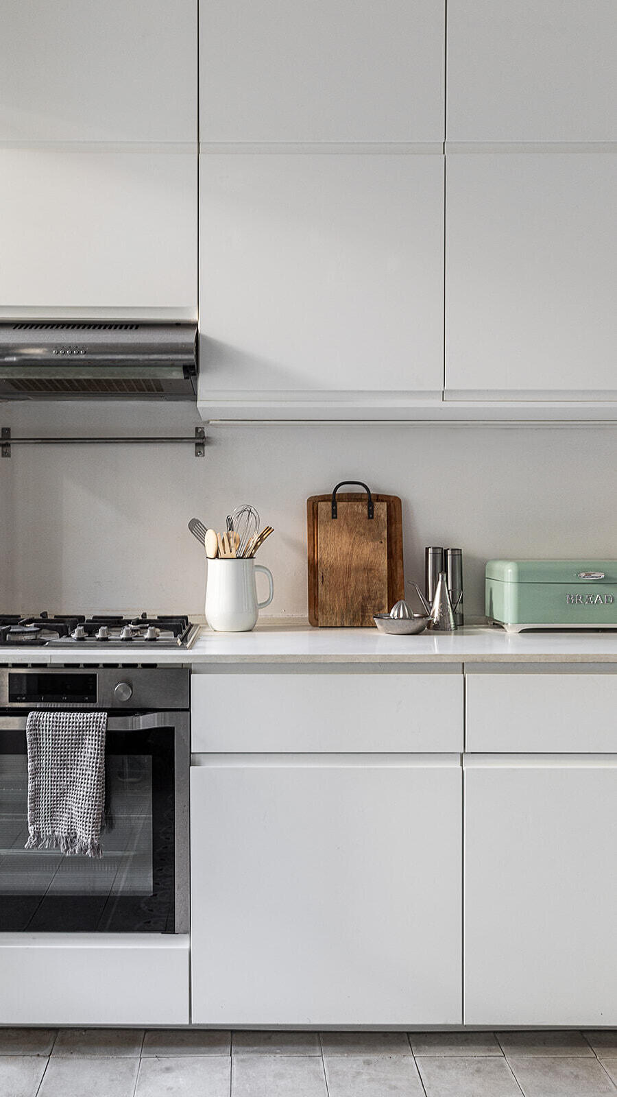 The kitchen has been upgraded but most other elements have been retained (Photo: Gadi Yosef) בית בנווה צדק, עיצוב: נעמה רודין אשר