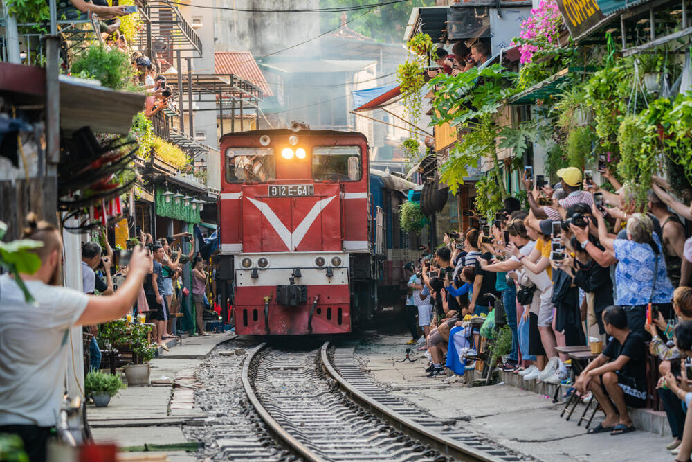 As the train approaches, cameras are raised (Photo: Bule Sky Studio / shutterstock) "רחוב הרכבת", האנוי