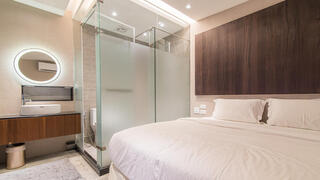 חדר עם שירותים עם דלת שקופה