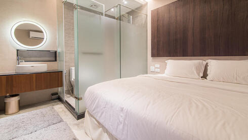 חדר עם שירותים עם דלת שקופה